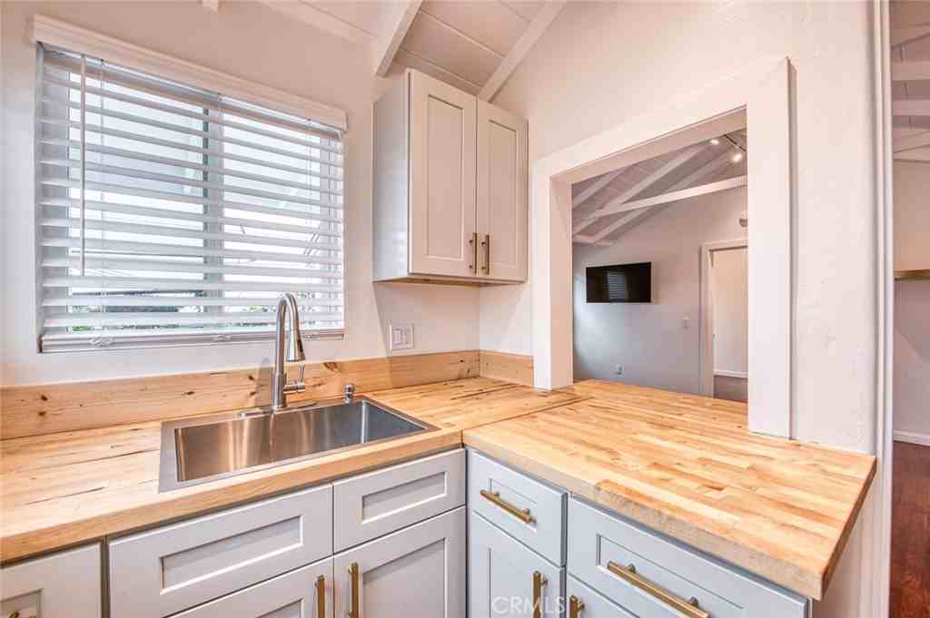 368 Oak St #368B - Photo 7 of 12