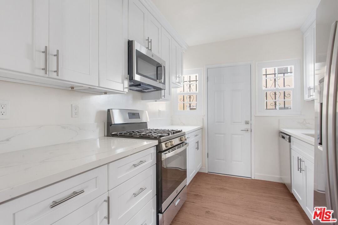 1154 S Cochran Ave #1154 - Photo 3 of 15