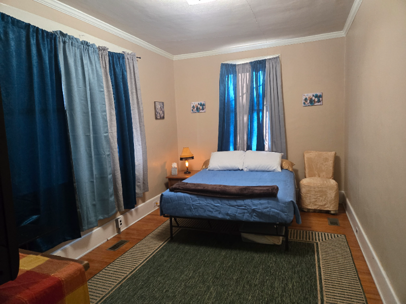 2215 Marion St - Photo 3 of 11