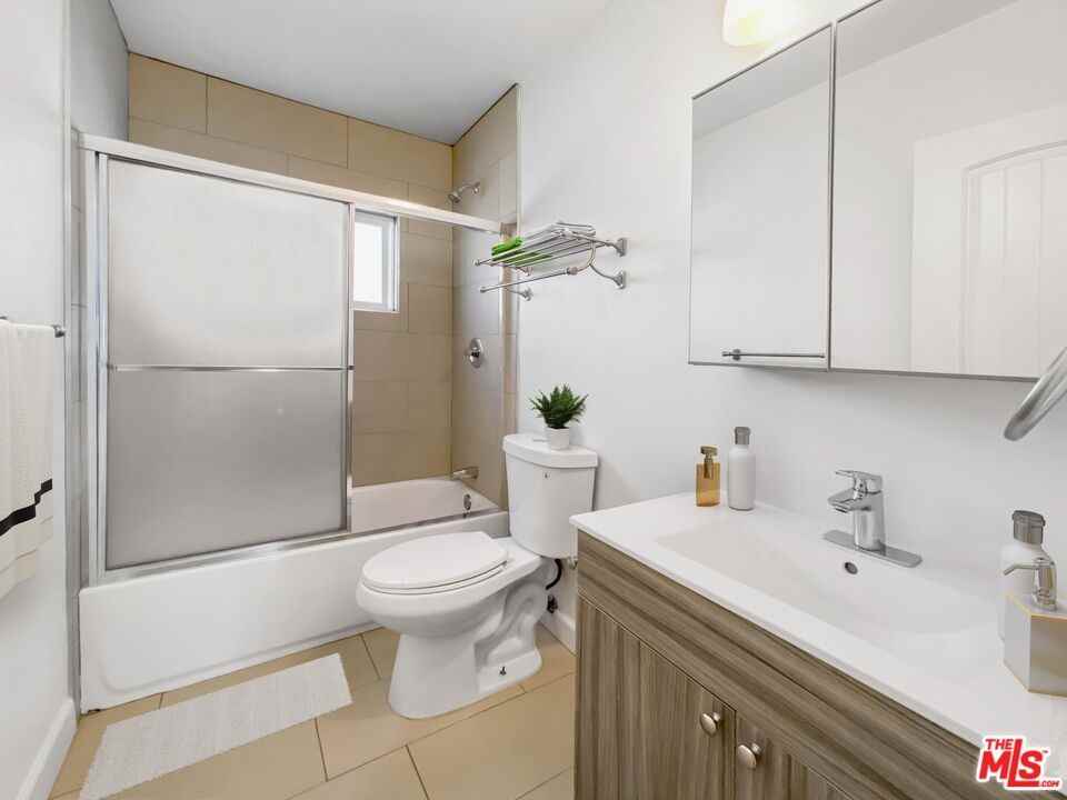 1446 S Cochran Ave #1446-1 - Photo 2 of 9