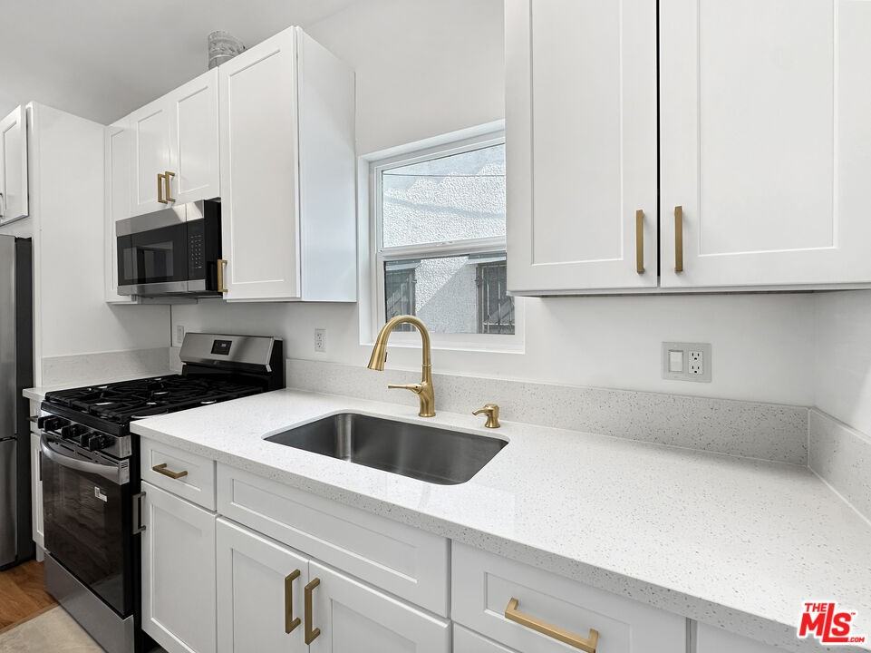 5932 1/2 Willoughby Ave #5932 - Photo 5 of 13