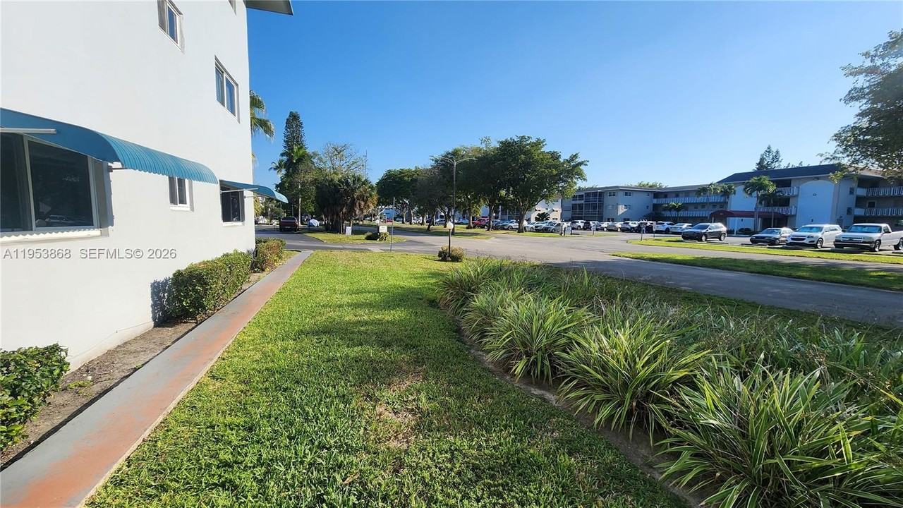 Hillcrest Country Club Apartments #981-114 - Photo 5 of 28