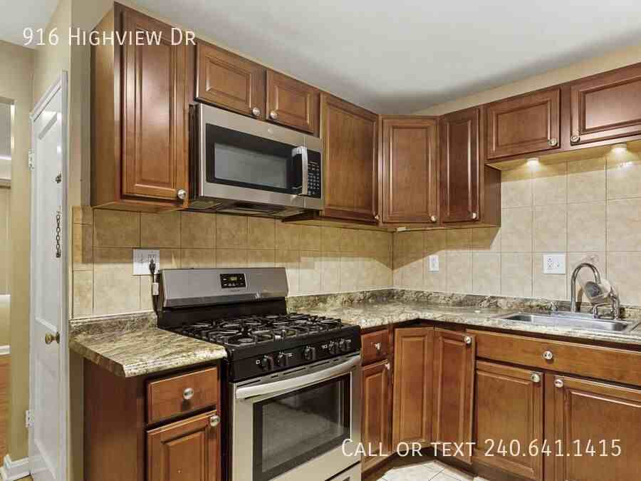 916 Highview Dr - Photo 3 of 21