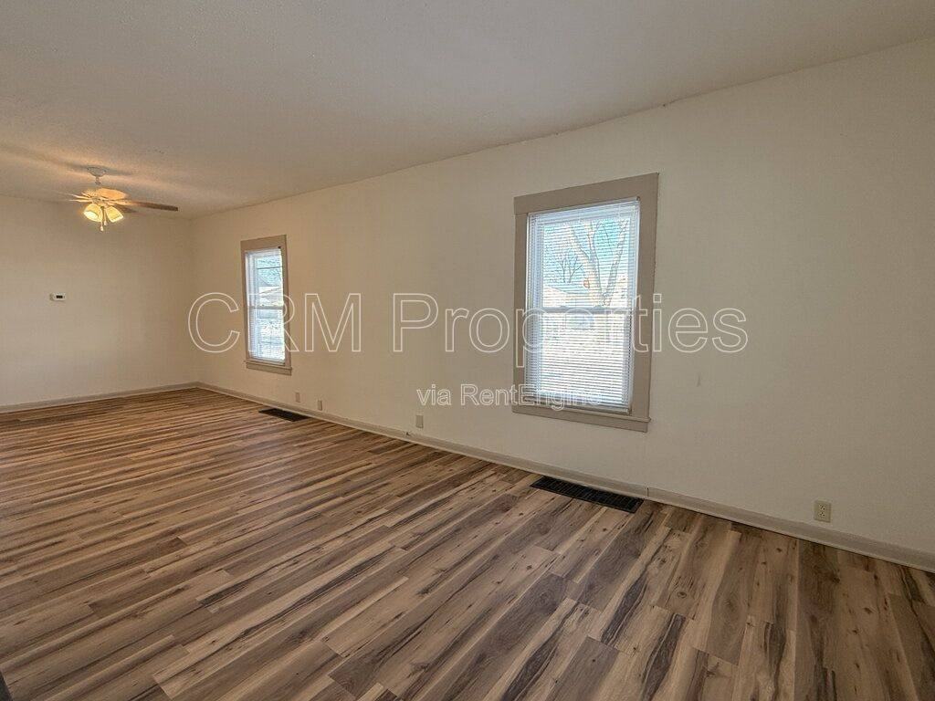 1101 S Locke St - Photo 3 of 10