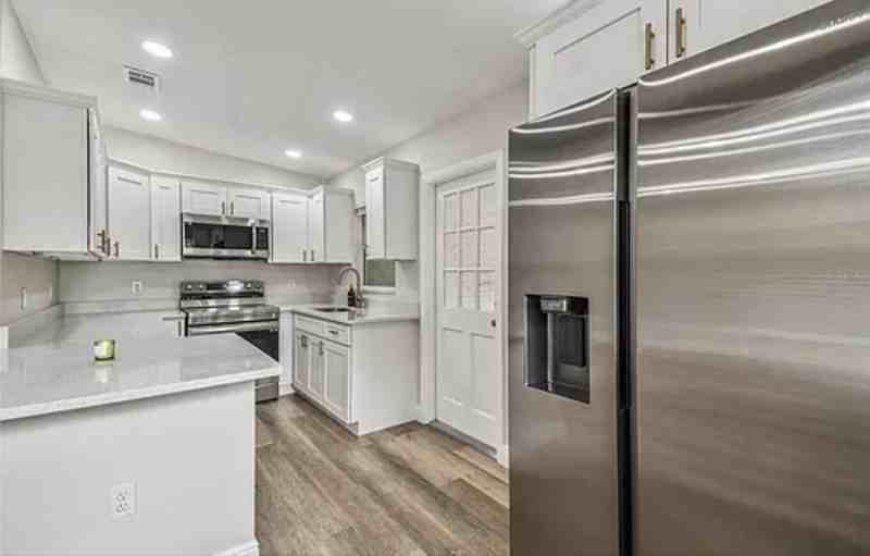 1914 E Crenshaw St - Photo 3 of 21