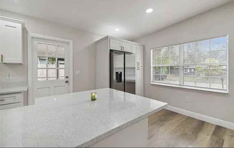 1914 E Crenshaw St - Photo 4 of 21