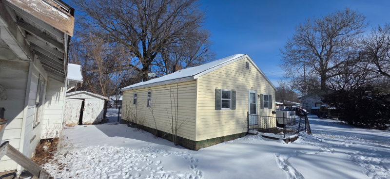 928 W Waggoner St - Photo 2 of 8