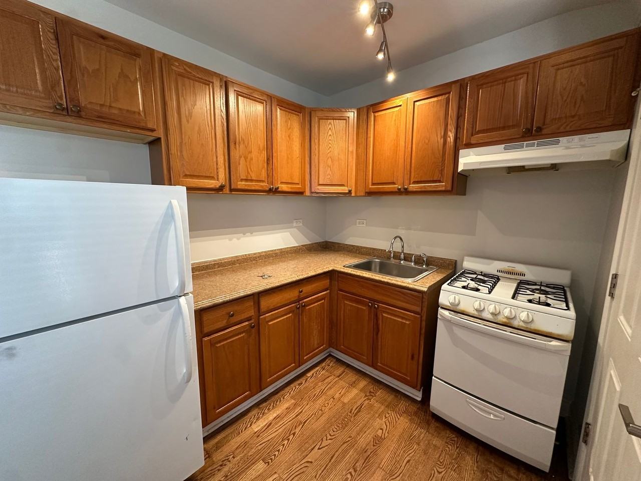 7033 N Glenwood Ave #3S