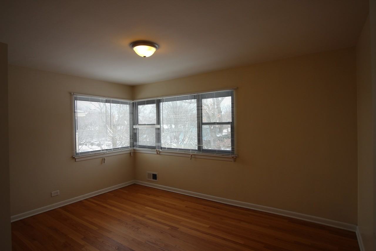 1942 Linden Ave #B - Photo 3 of 10