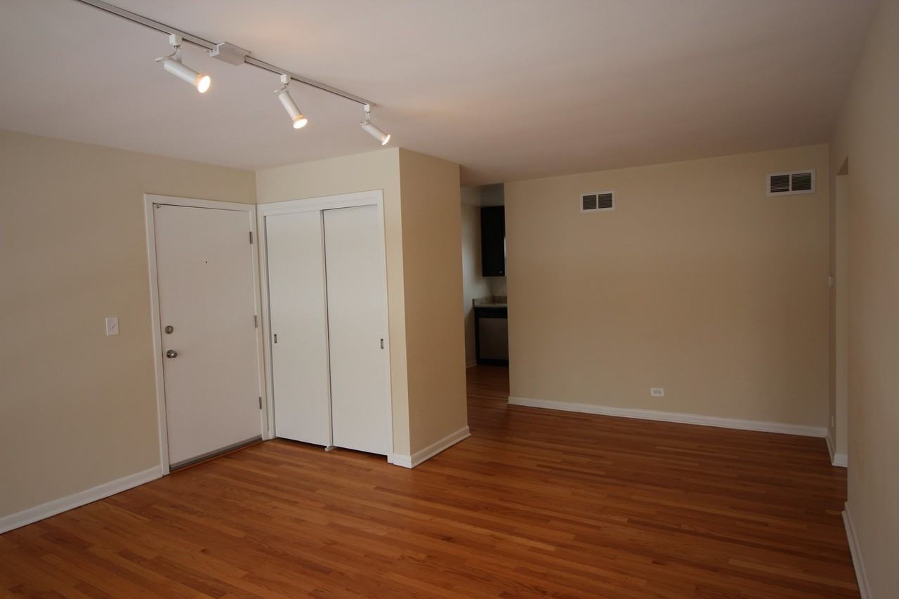 1942 Linden Ave #B - Photo 4 of 10