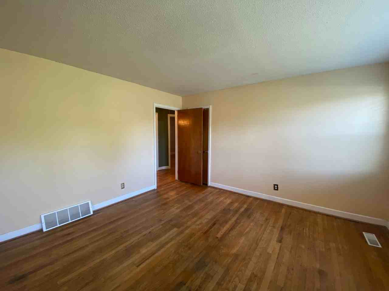 915 Evergreen Ave - Photo 3 of 16