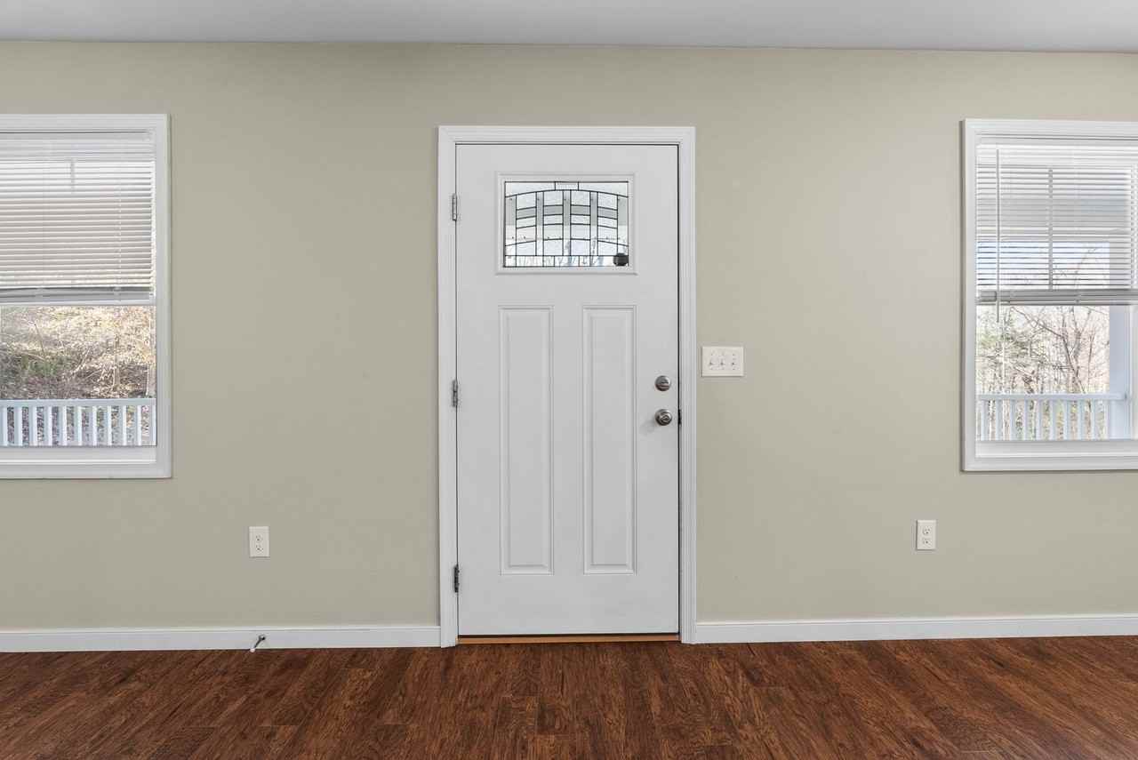 1004 Bragg St - Photo 3 of 36