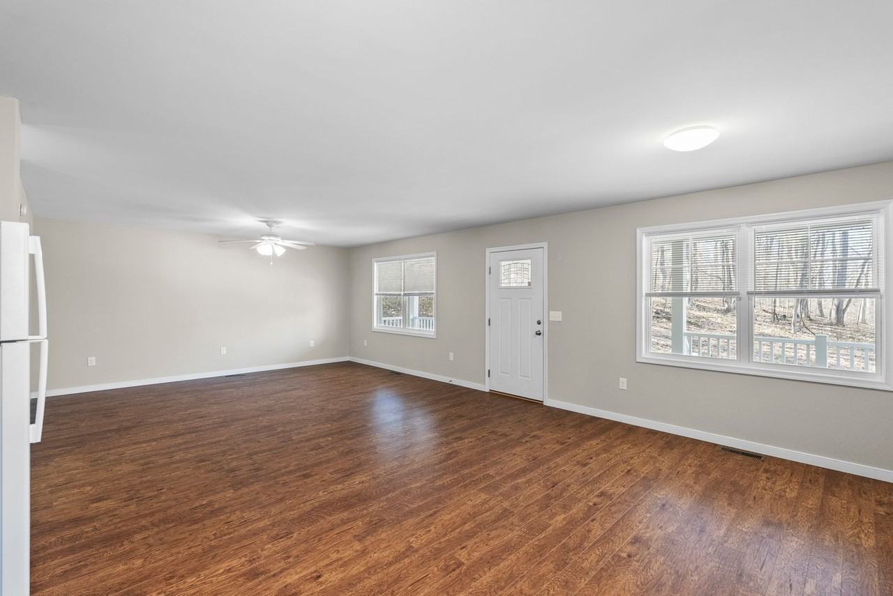 1004 Bragg St - Photo 4 of 36