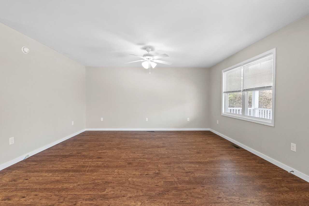 1004 Bragg St - Photo 6 of 36