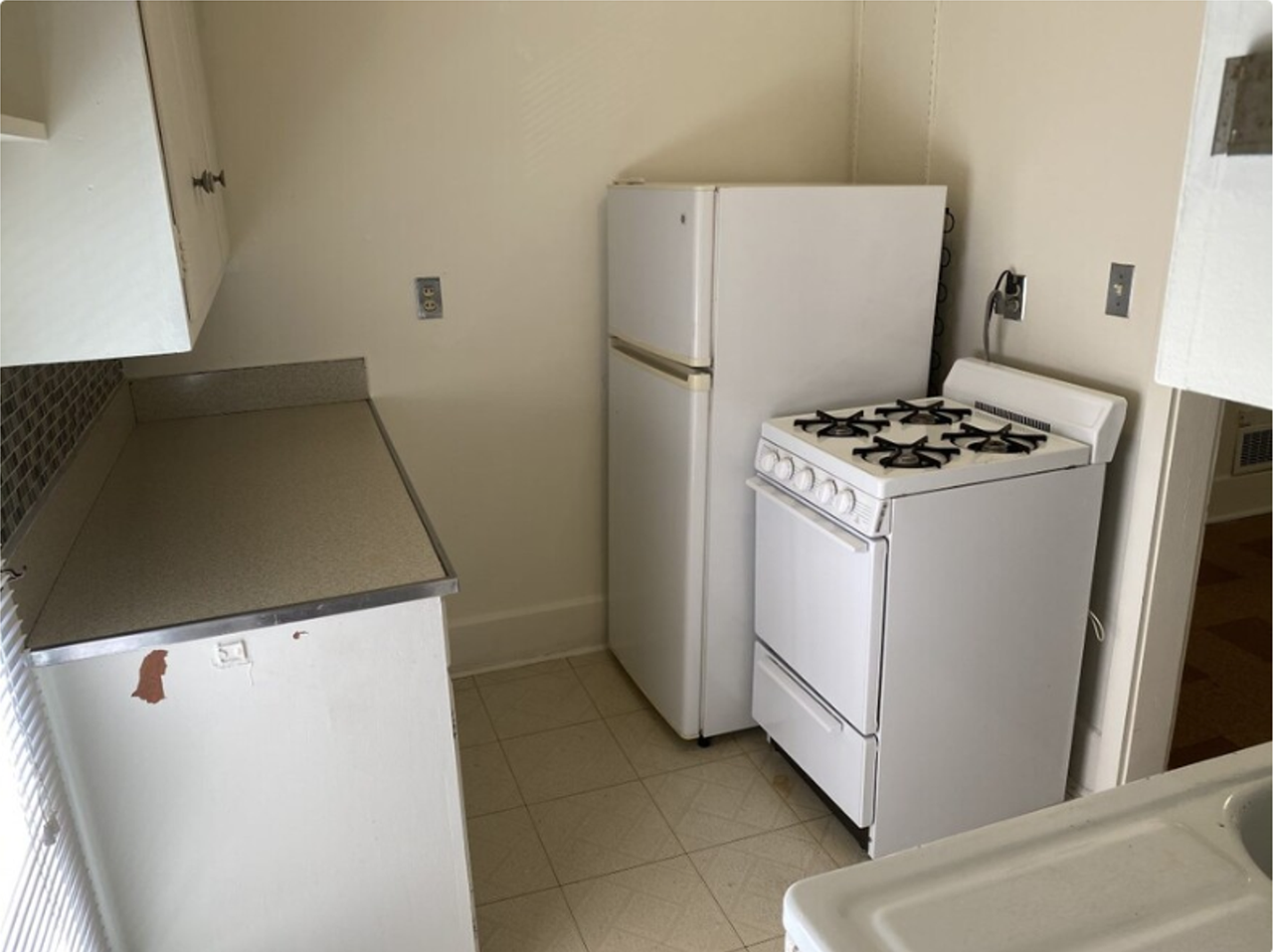 512 W University Ave - Photo 4 of 9