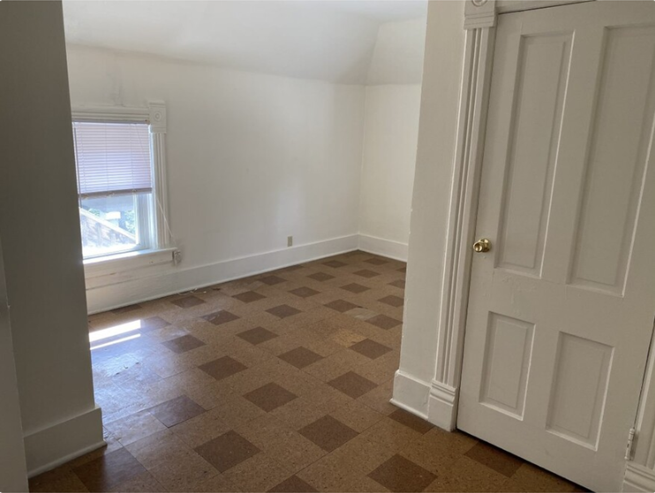 512 W University Ave - Photo 6 of 9