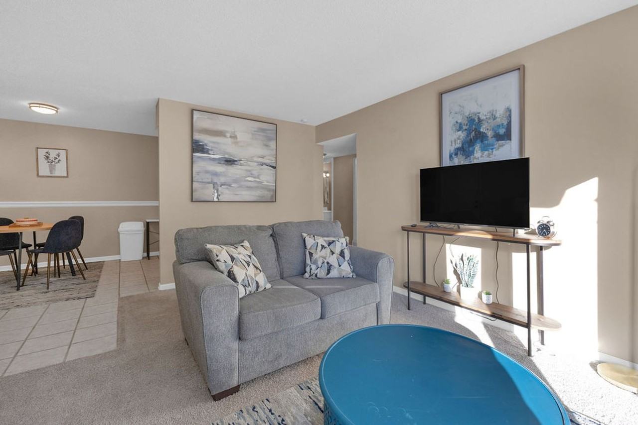 2811 Pembroke Ln - Photo 3 of 16