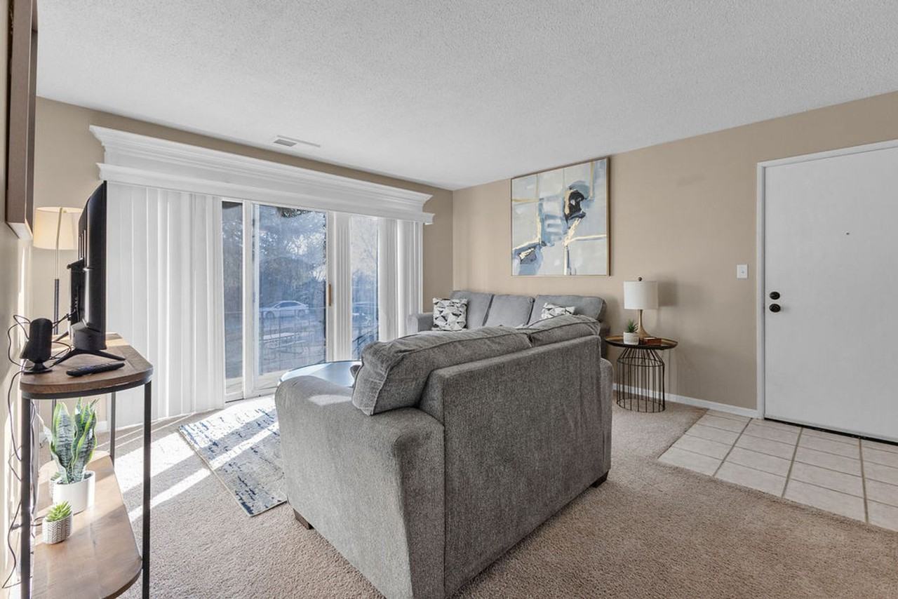 2811 Pembroke Ln - Photo 5 of 16