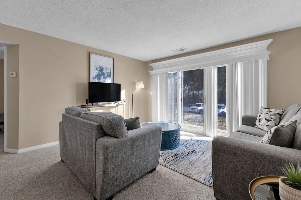 2811 Pembroke Ln - Photo 6 of 16