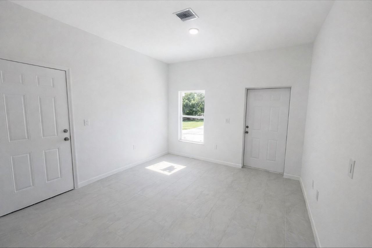 1114 Cove St E - Photo 5 of 17