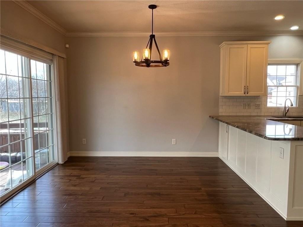 1004 Ne Carnahan Ct - Photo 7 of 40