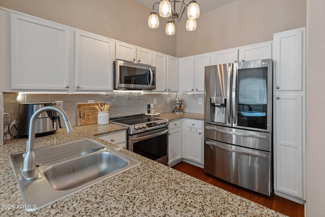 927 W Wendy Way - Photo 3 of 33