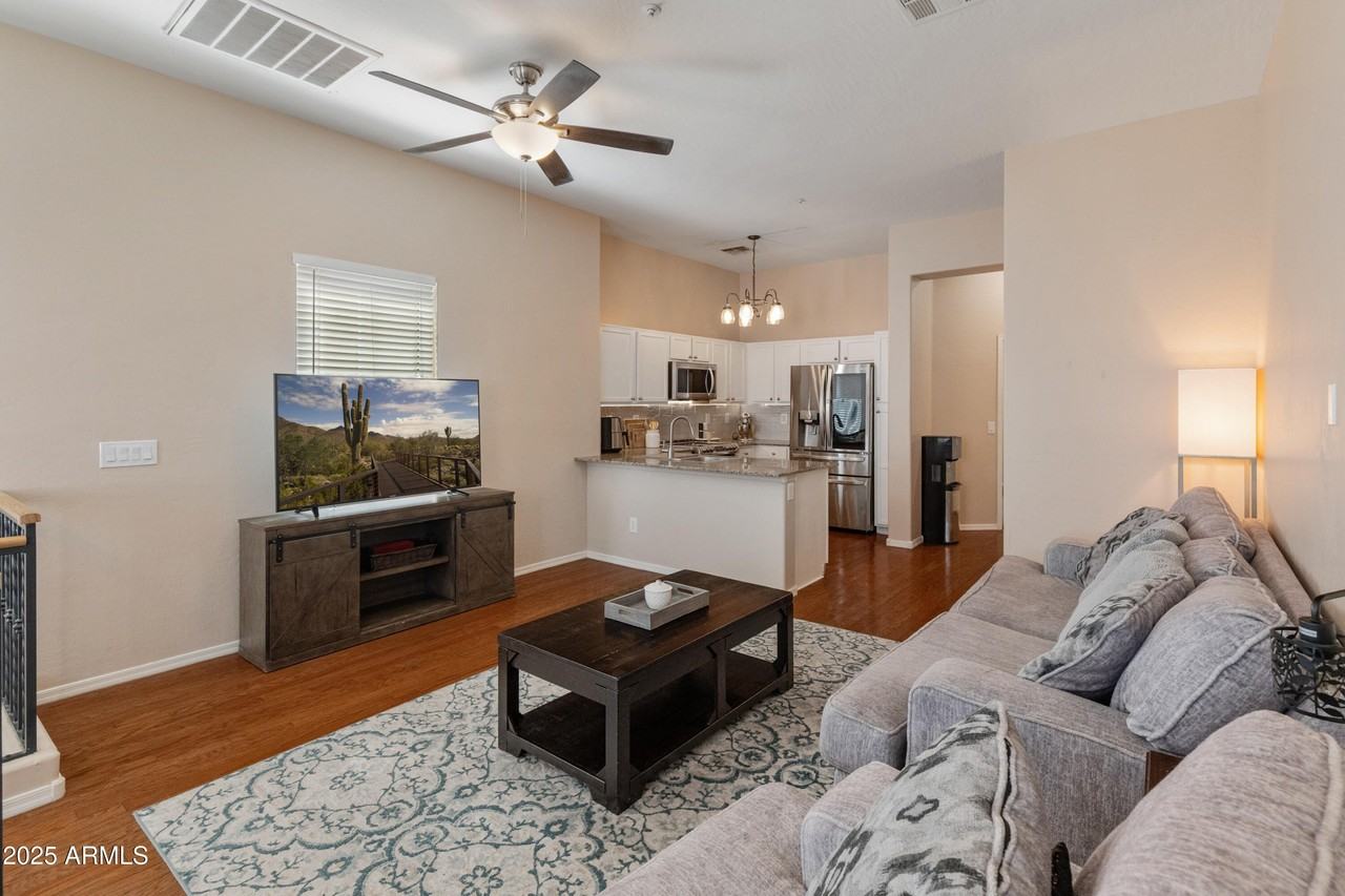 927 W Wendy Way - Photo 4 of 33