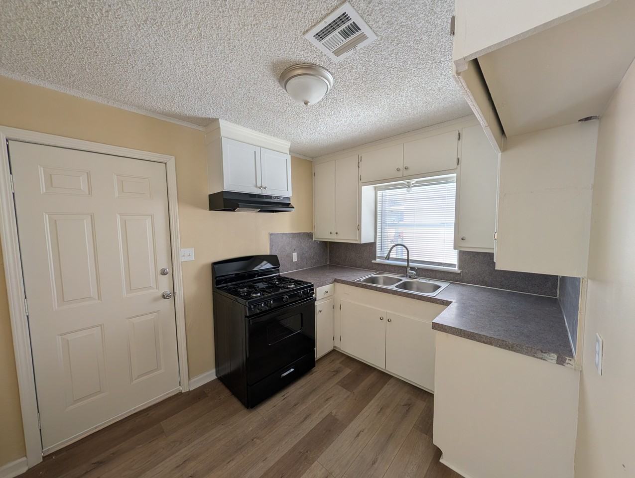 28 W 27th St N #1 - Photo 4 of 11