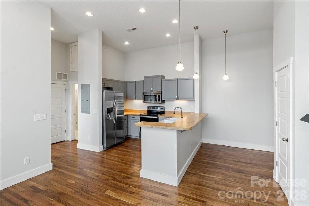 756 Bailey St - Photo 4 of 27