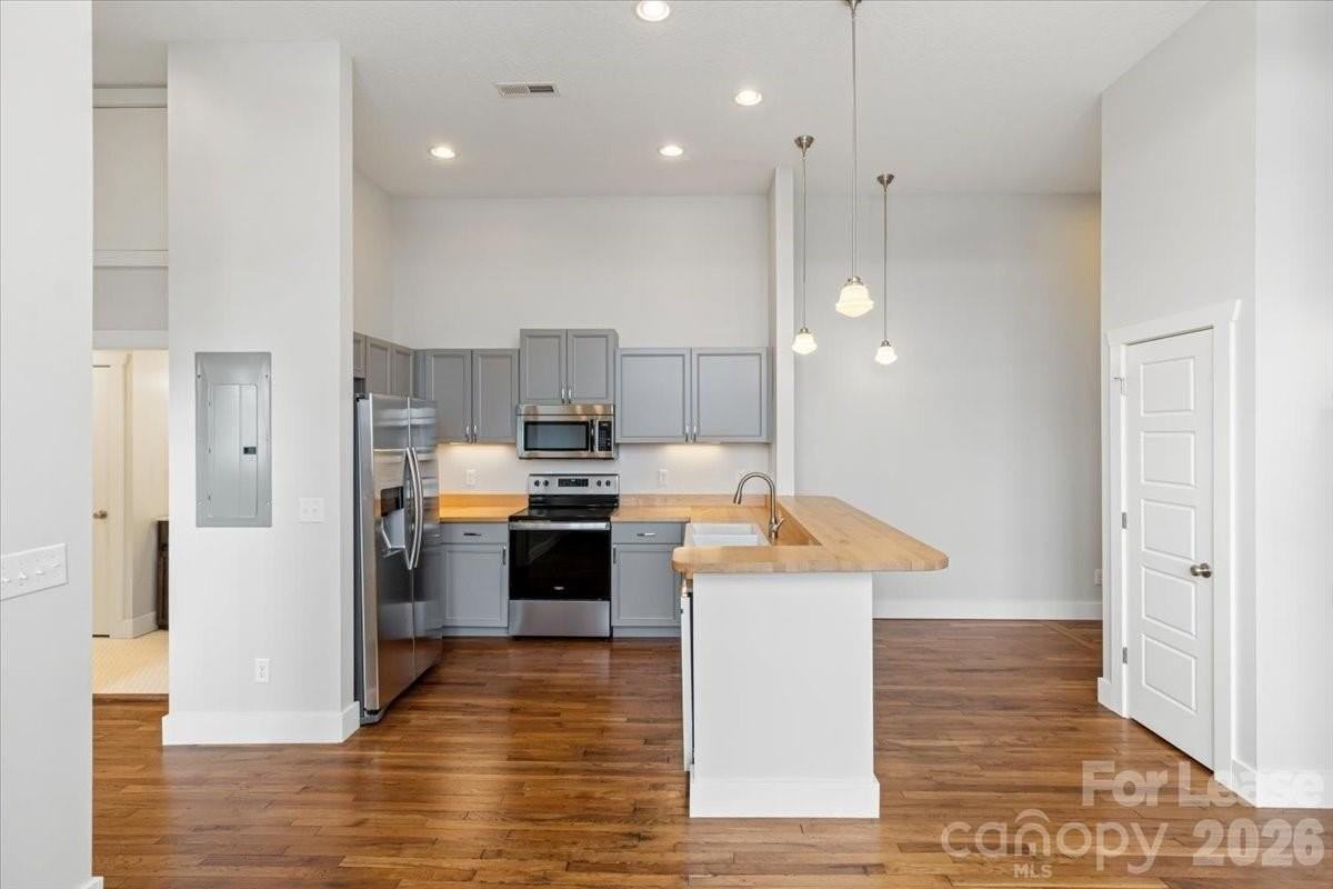 756 Bailey St - Photo 5 of 27