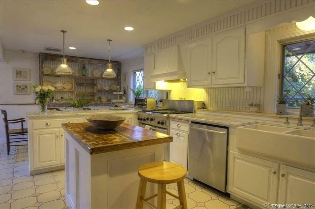 38 Strawberry Rdg - Photo 3 of 15