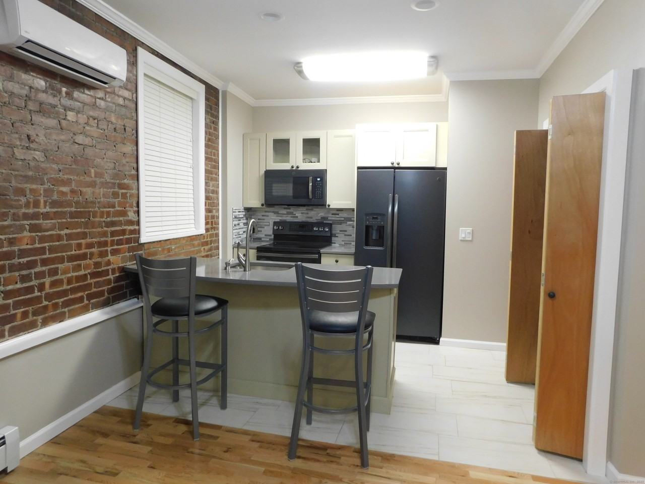 57 Bank St Apt 303 #303 - Photo 5 of 8