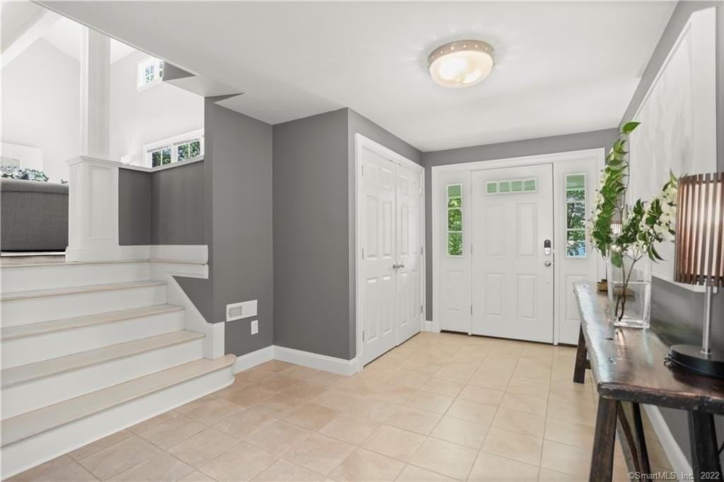 220 Burr St - Photo 2 of 34