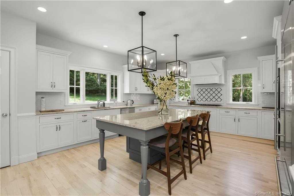 220 Burr St - Photo 7 of 34