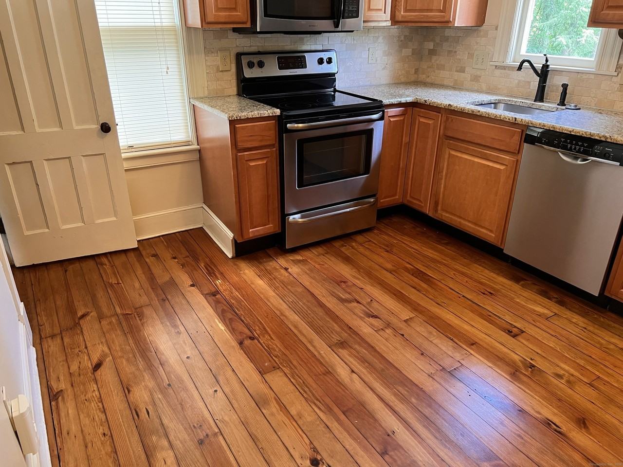 48 Pratt St - Photo 4 of 39