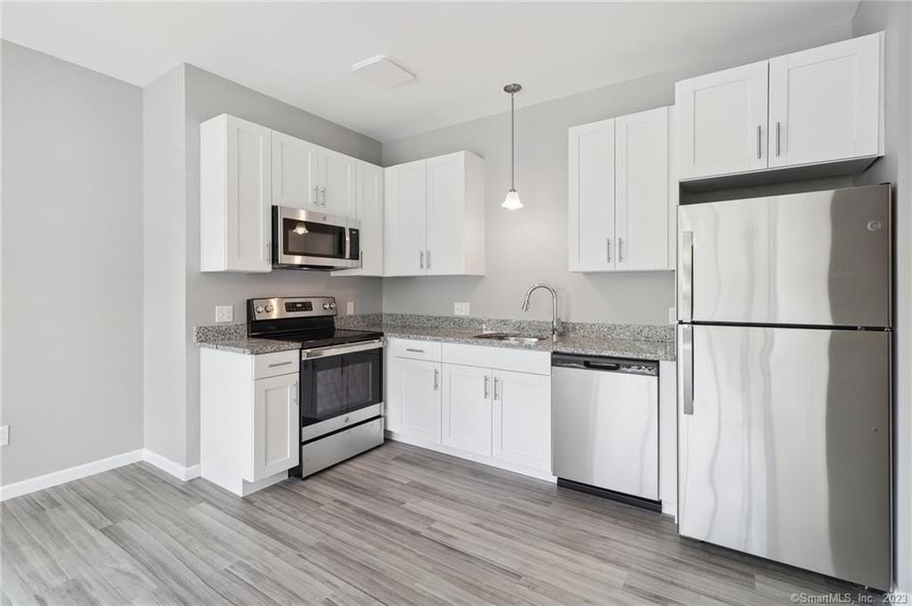 10 Steele Blvd Apt 202 #202 - Photo 4 of 20