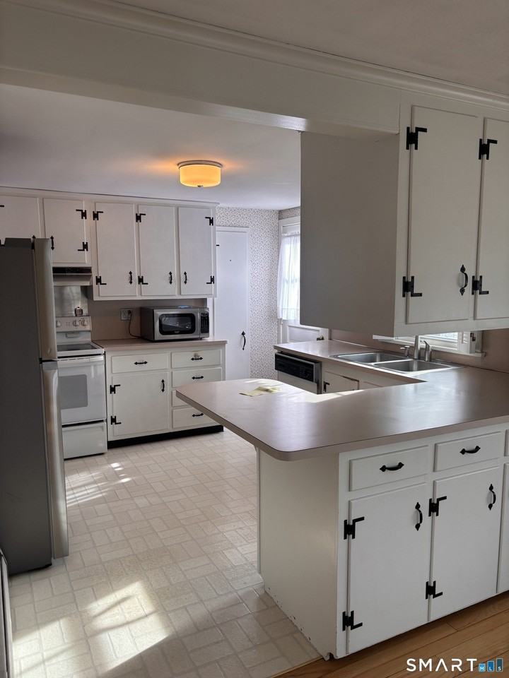 28 Bayberry Ln - Photo 5 of 17