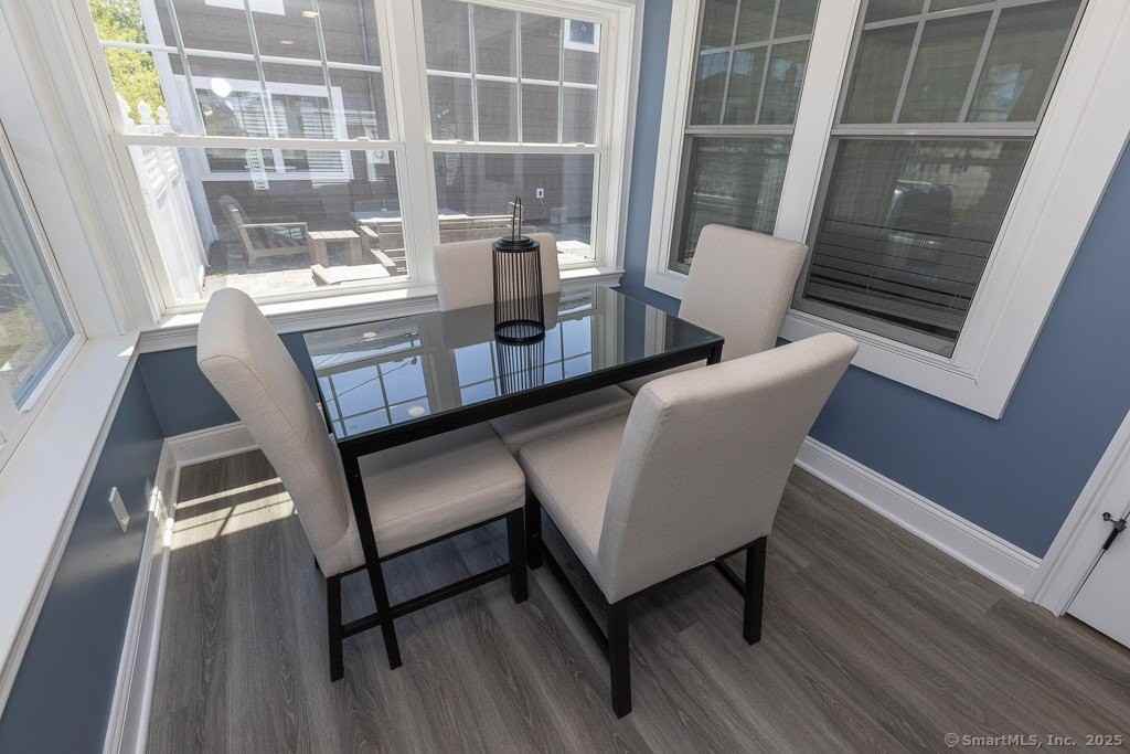 55 Swan Ave - Photo 4 of 40