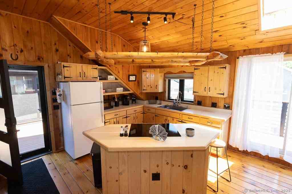 48 Swan Ave #A - Photo 7 of 22