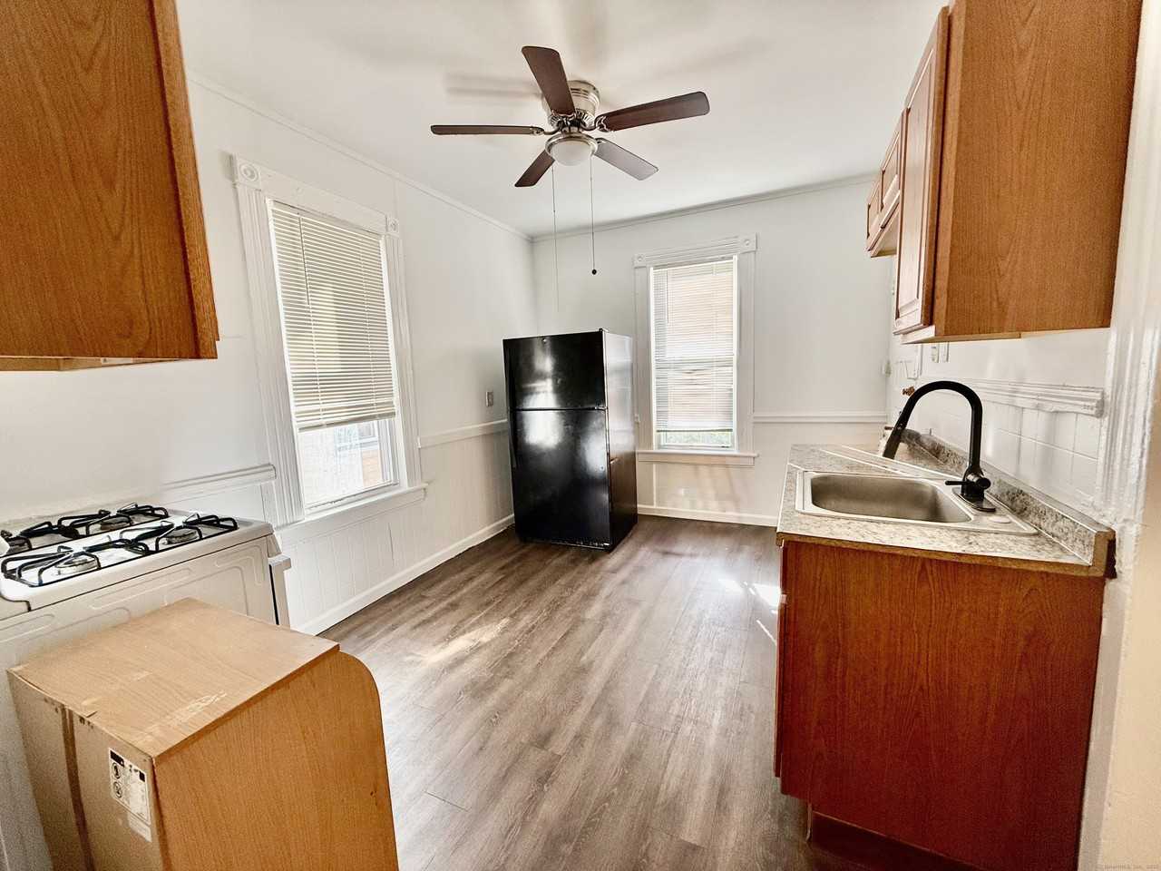 519 Brooks St - Photo 4 of 11