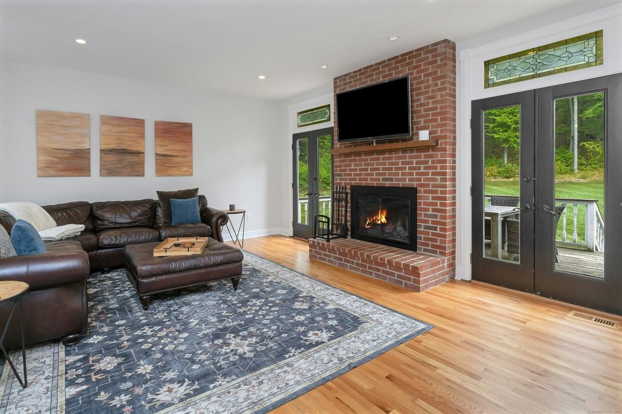 105 Honeysuckle Hill Ln - Photo 3 of 35