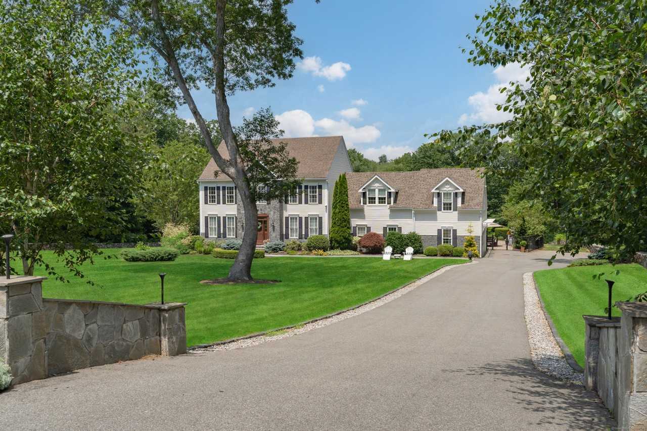 8 Jacob Ln - Photo 2 of 37