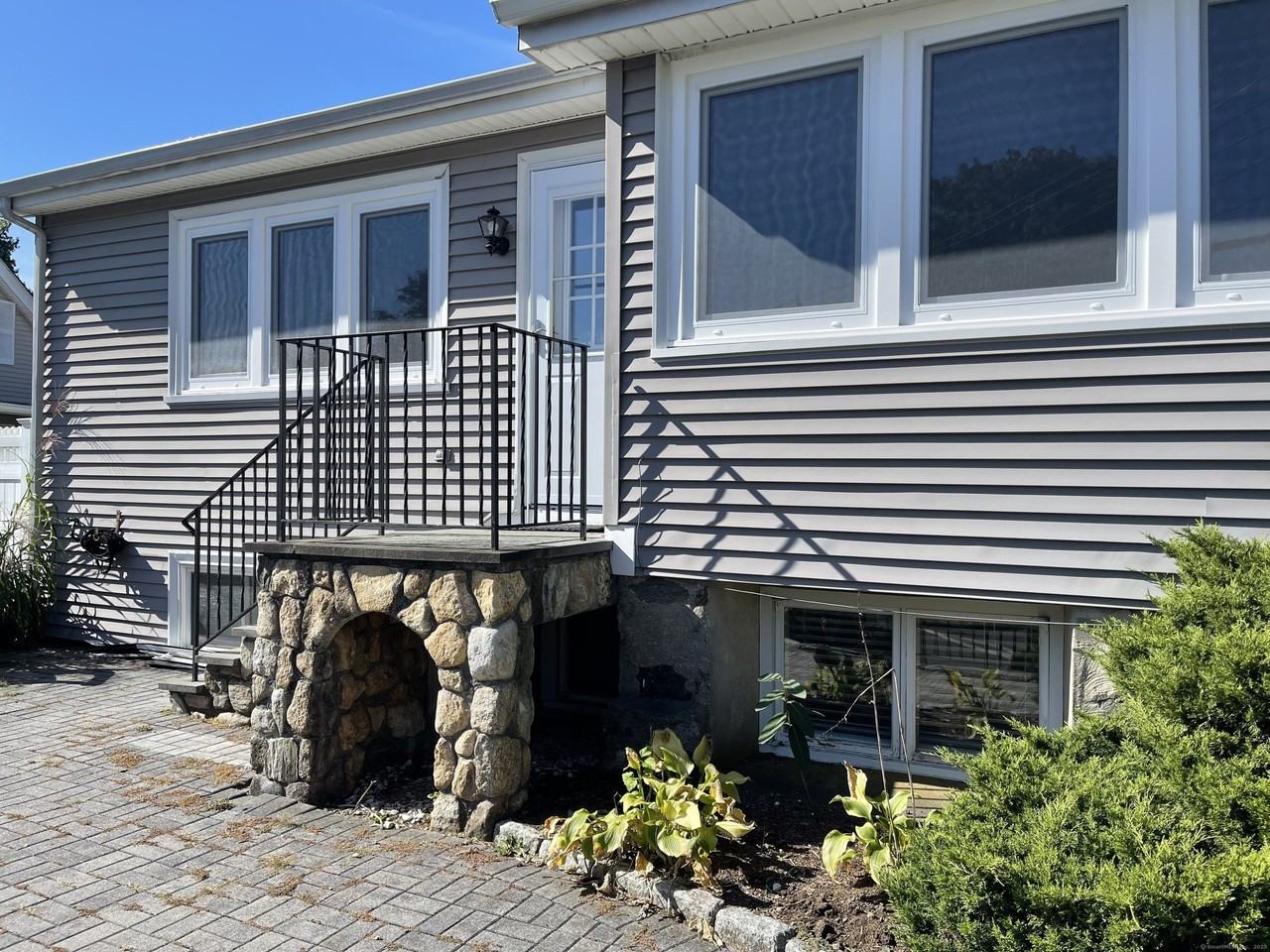 40 Ledge Ave - Photo 2 of 15