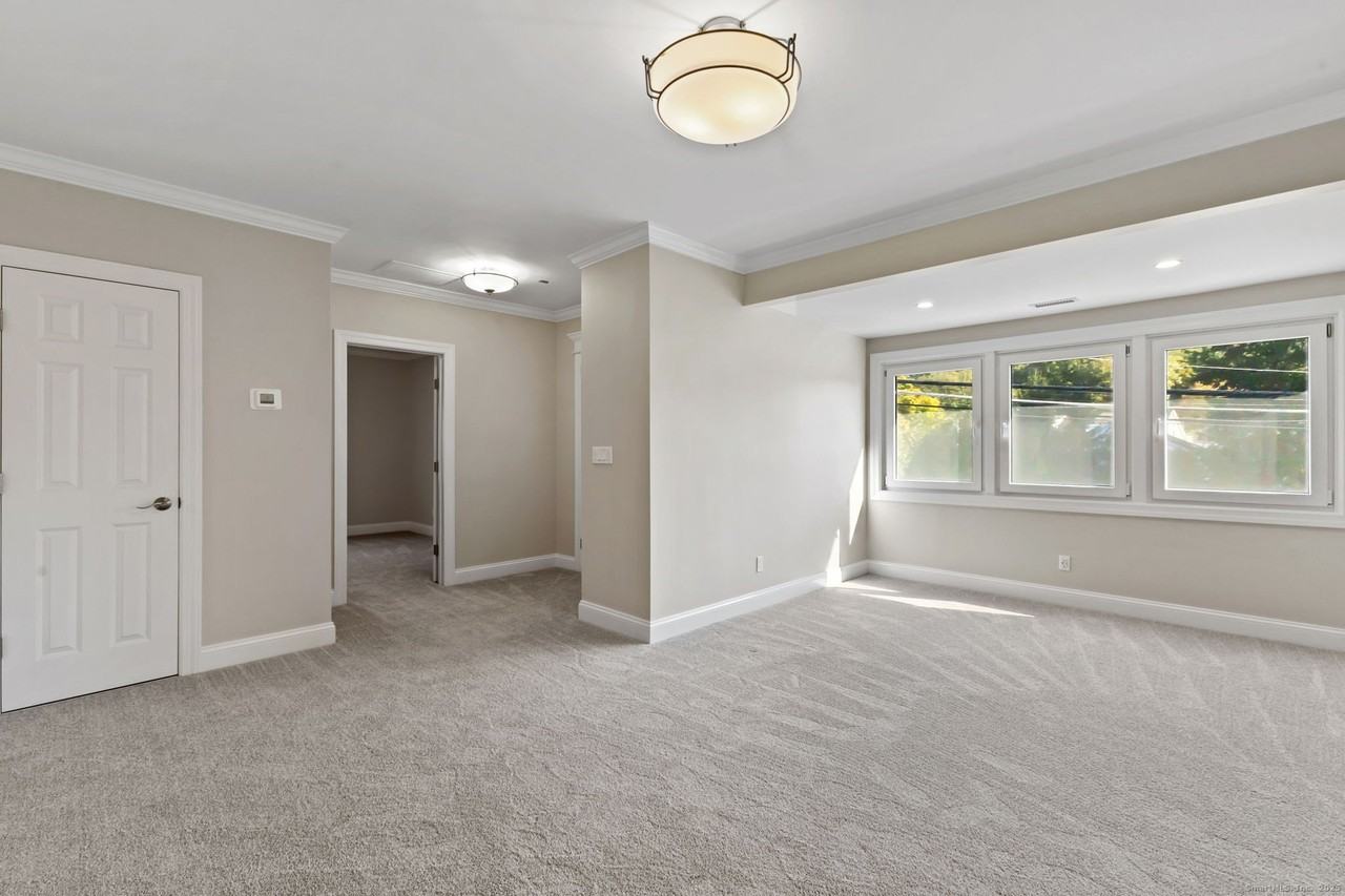 40 Ledge Ave - Photo 4 of 15