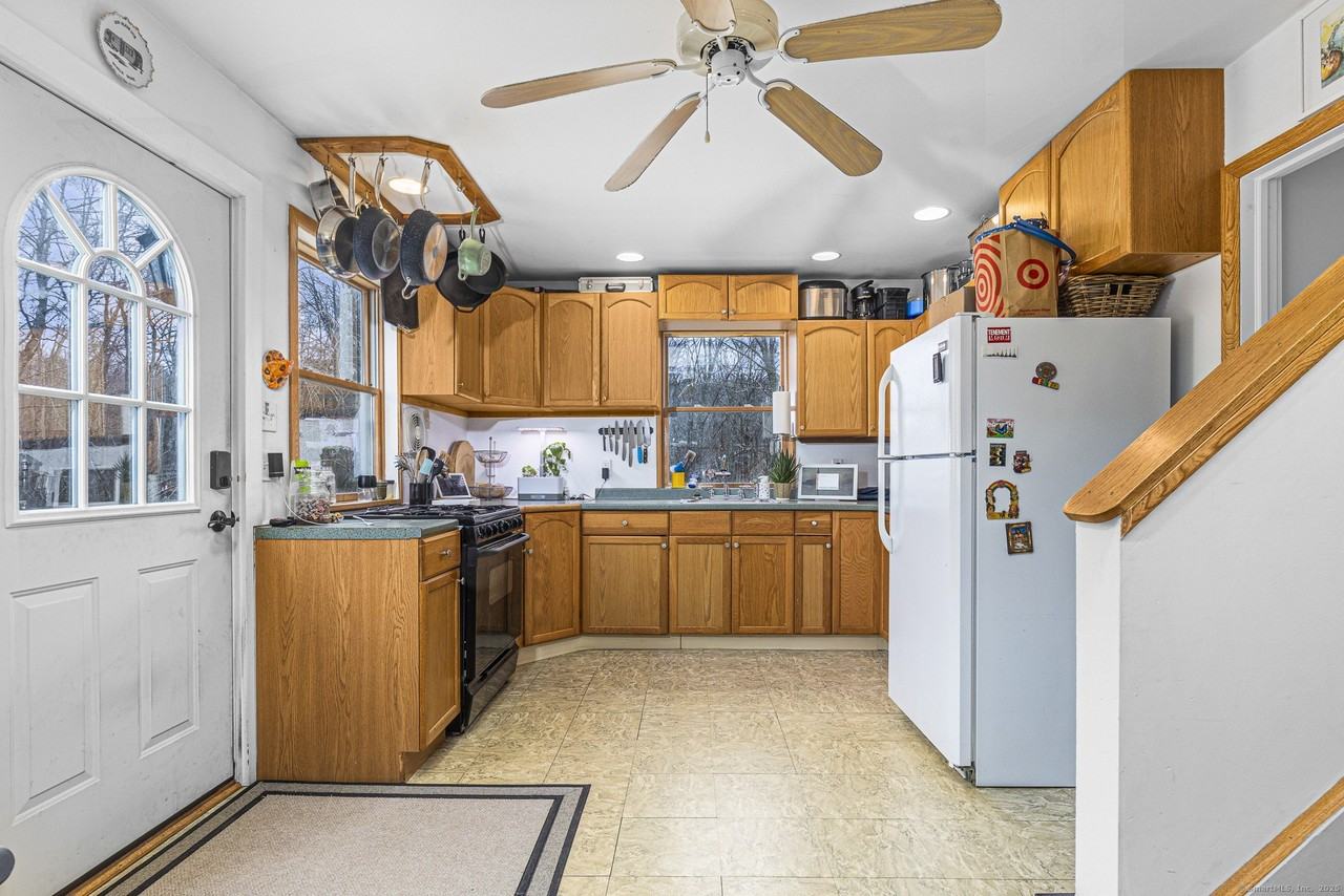 45 Caroline Dr - Photo 3 of 11