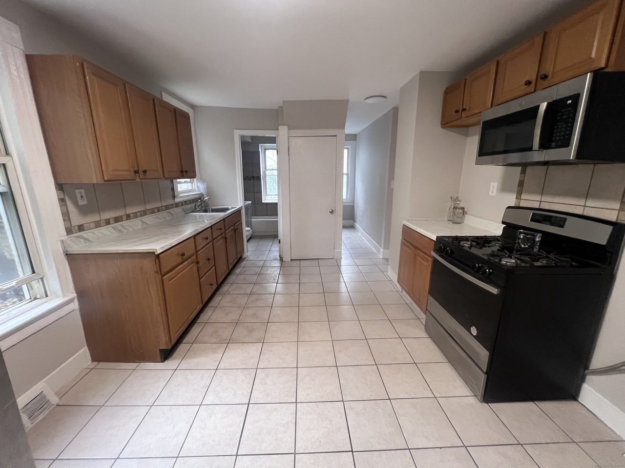 82 Ivy St - Photo 2 of 28