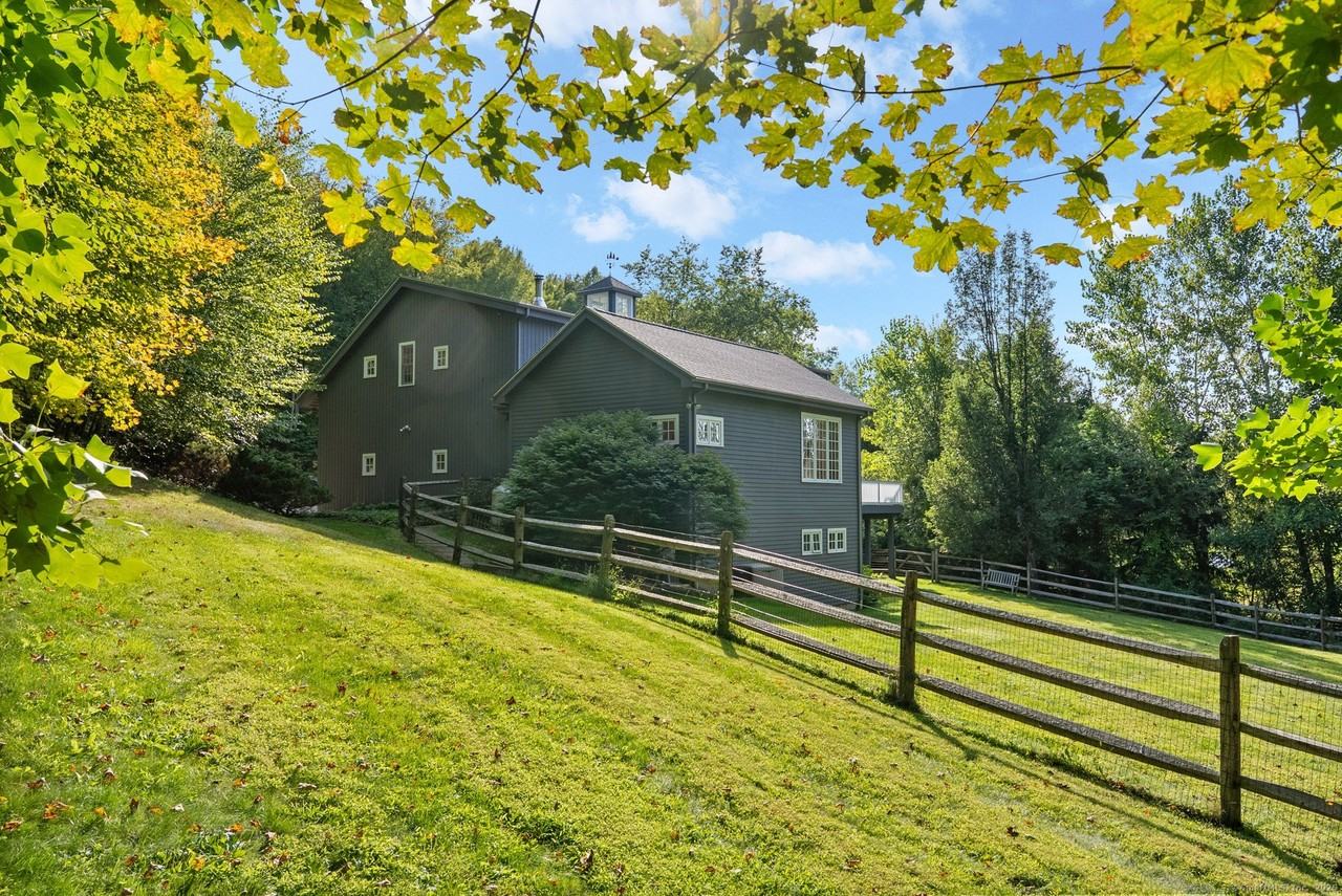 84 Gunn Hill Rd - Photo 5 of 40