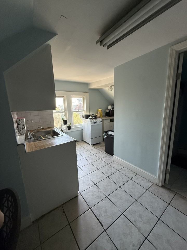 87 Manhattan Ave 3rd Fl #3rdFL - Photo 3 of 9