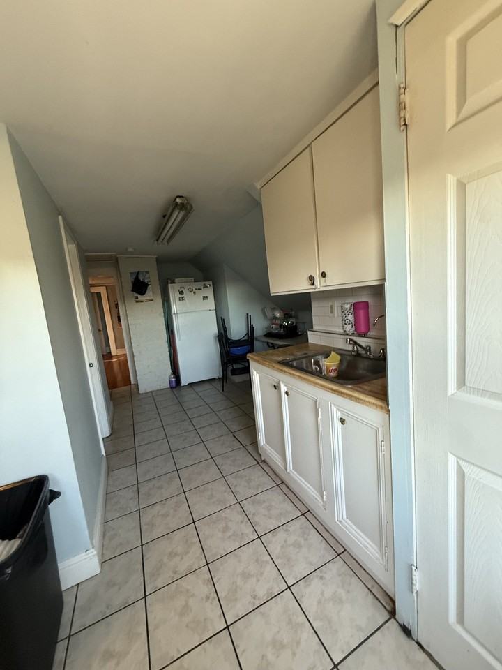 87 Manhattan Ave 3rd Fl #3rdFL - Photo 4 of 9