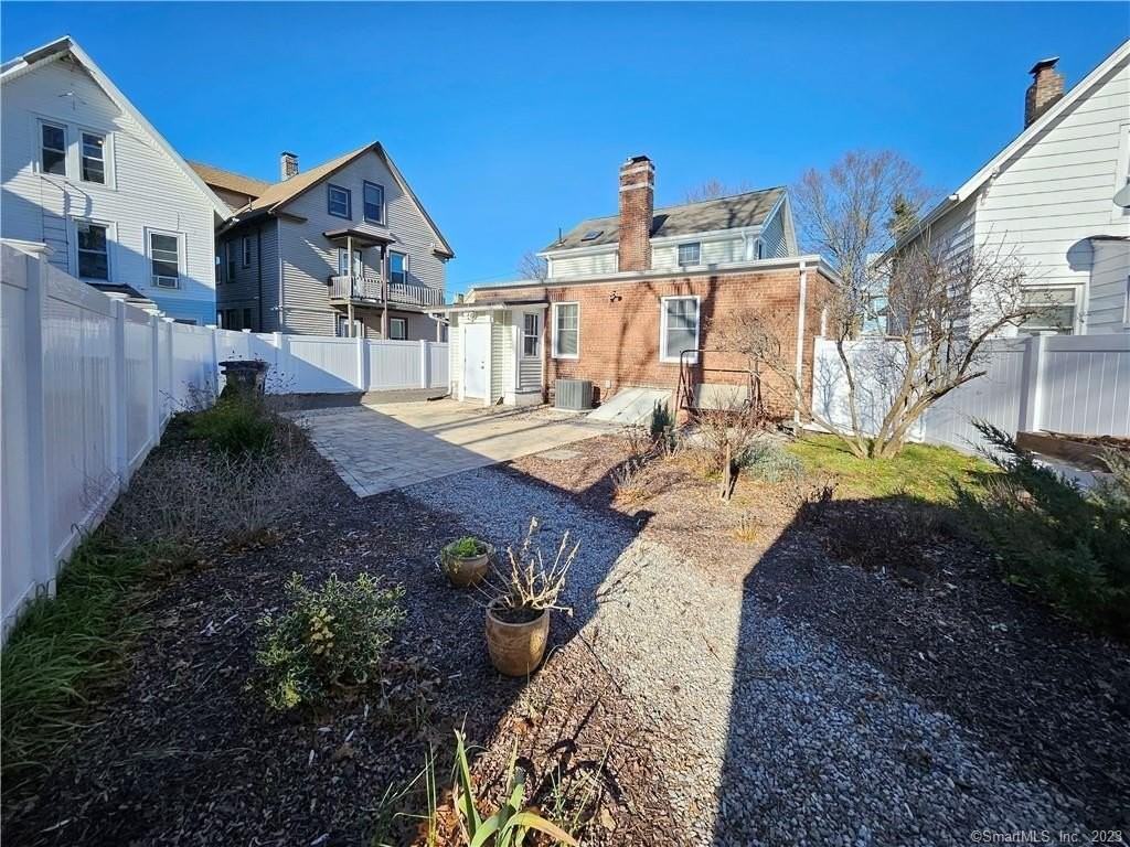 34 Woodland St - Photo 5 of 35